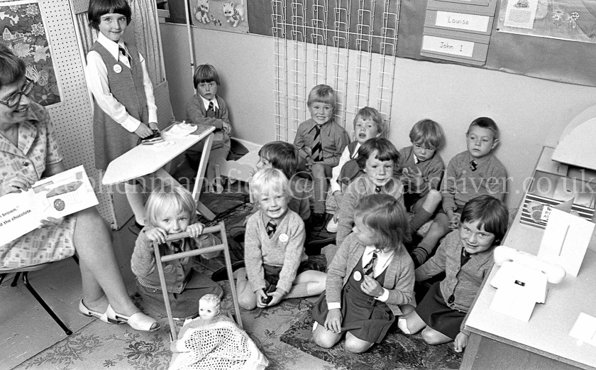 Neilston Primary One's 1975.