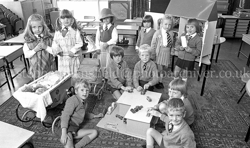 Neilston Primary One's 1975.