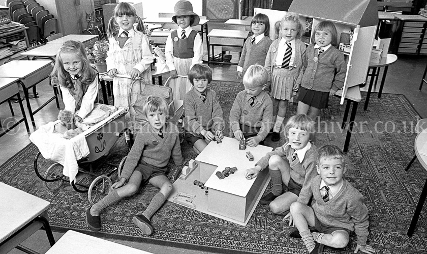Neilston Primary One's 1975.