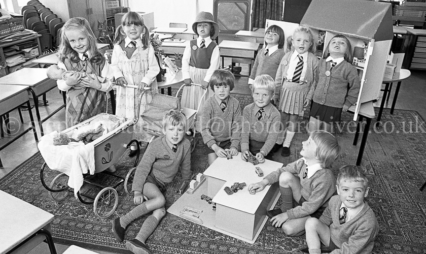 Neilston Primary One's 1975.